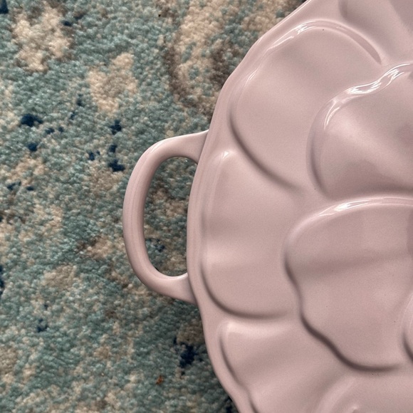 NWT beautiful 2.25qt 26cm petal braiser in Shallot. - Picture 8 of 11